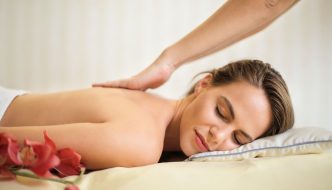 Kvinde får massage på spaophold