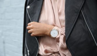 Kvinde i læderjakke har et ur på