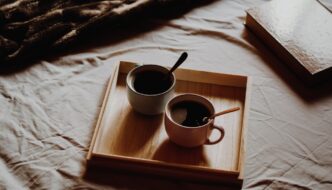 To kopper kaffe på sengen